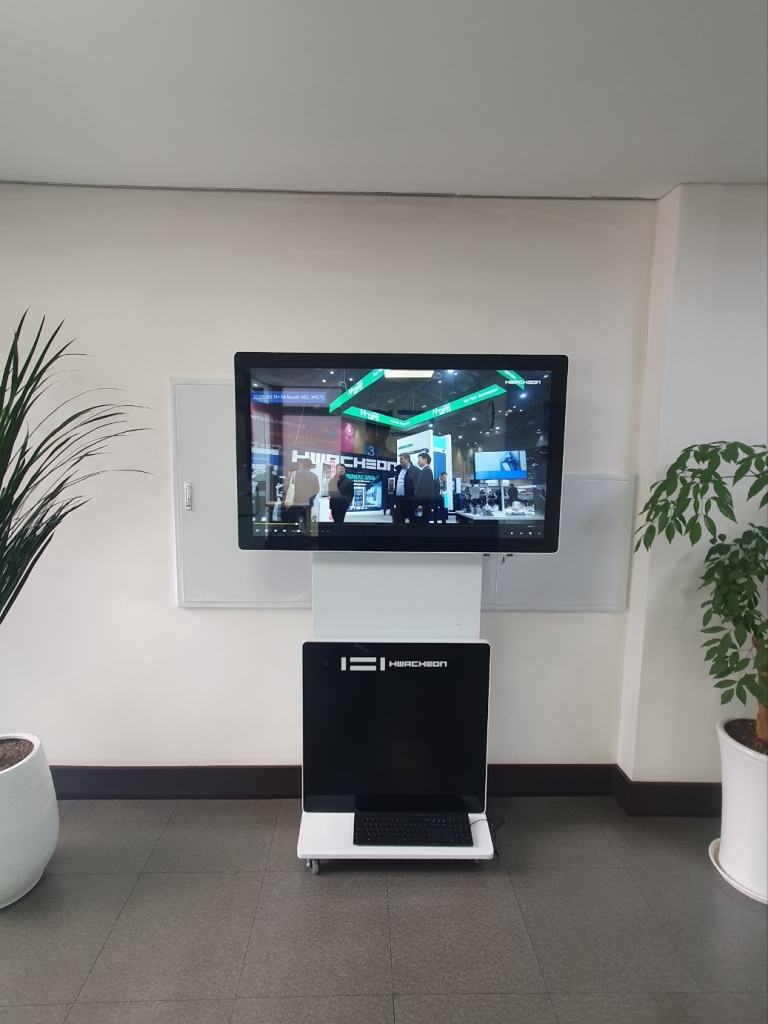 화천기계본사 사옥 로비 49인치 회전터치형 디지털 사이니지 납품