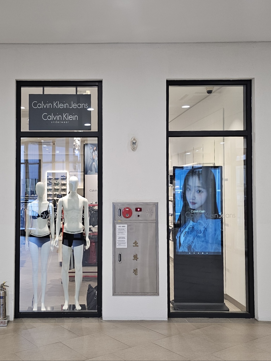 김포아울렛 켈빈클라인진 매장 홍보용 DID 스탠드 사이니지 55인치 설치
