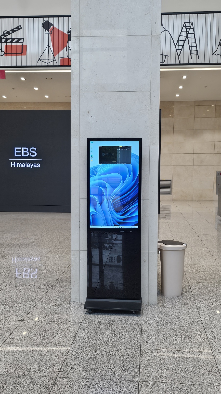 EBS 본사 로비 스탠드 사이니지 43인치 블랙 설치