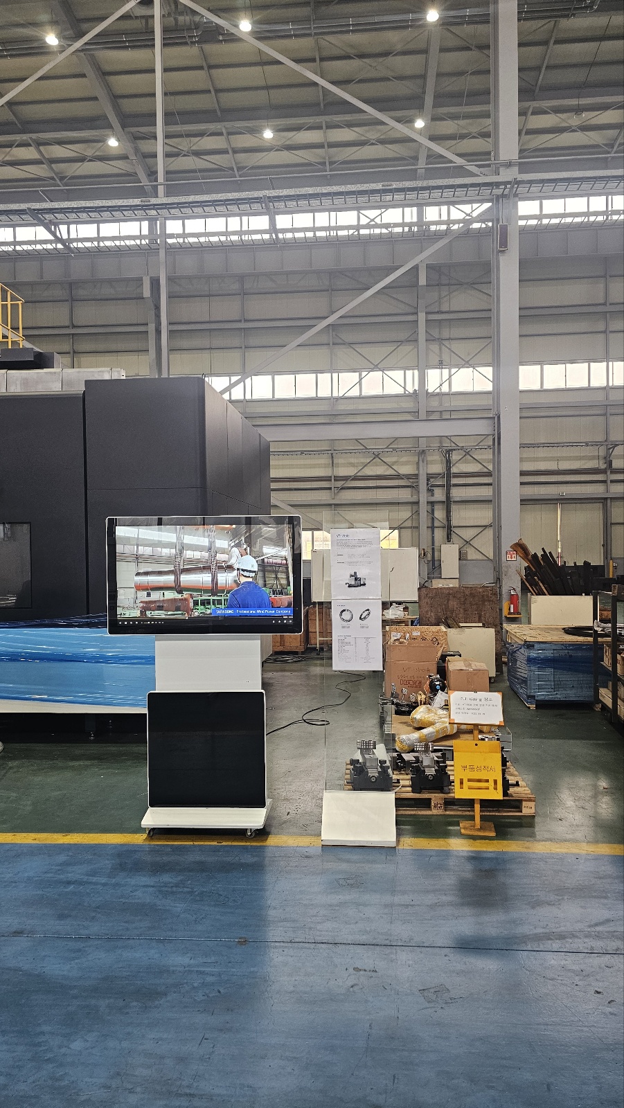 화천기계 공장 내부 안내용 49인치 회전 터치 디지털 사이니지 
